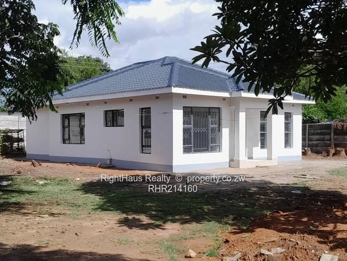 Bright 3-Bed Cottage in Greendale — Borehole & Yard